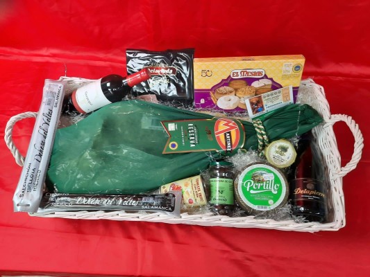 Las cestas de Navidad de la Región buscan su premio 'Gordo' en un año sin cenas de empresa