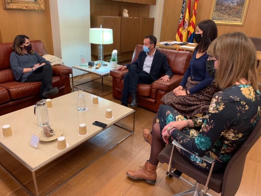 La Diputación propone al Ayuntamiento de Elche ir de la mano en la defensa del Palmeral

