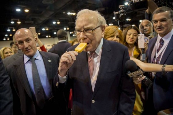 Buffett vela por sus accionistas: la junta de Berkshire Hathaway será online