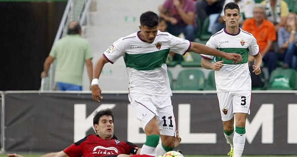 Empleados del Elche limpian pintadas contra los jugadores en el estadio