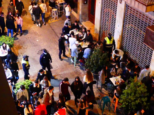La Policía municipal se pone en alerta para evitar las aglomeraciones y el tardeo del último fin de semana en Cartagena