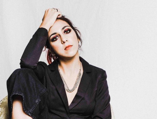 Nadia Sheikh lanza 'Fire away', una canción de apoyo a la música en directo