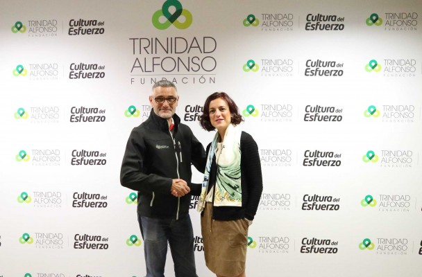 La Fundación Trinidad Alfonso renueva un  año más su apoyo al Valencia Triatlón
