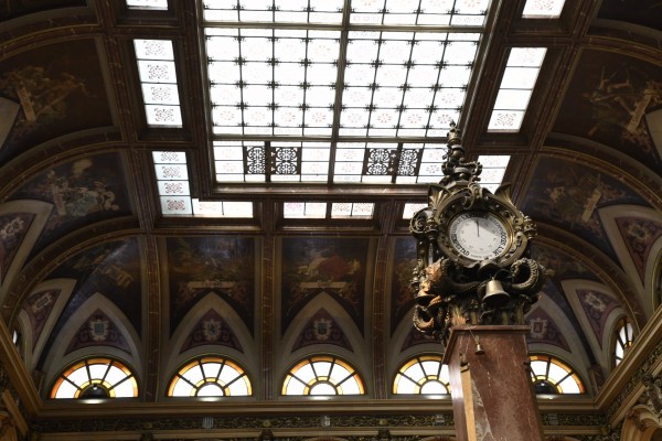 El Ibex 35 cede un 0,43% a media sesión y retrocede hasta los 8.100 puntos