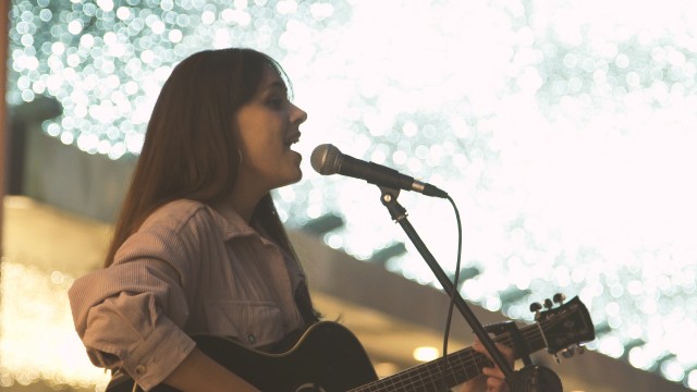 Aprender a querer y a quererse: Esther Querol 'extiende las alas' en su primer EP