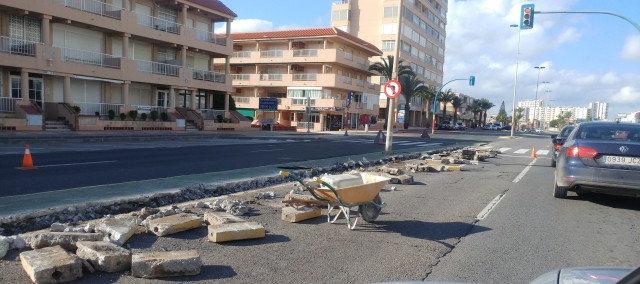 La Manga recibe un lavado de cara por valor de 55.000 euros, con podas, repintados y nuevos bordillos