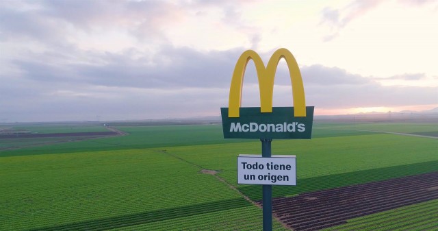 Un gran tótem con la 'M' de McDonald's en Torre Pacheco señala dónde se crían sus lechugas