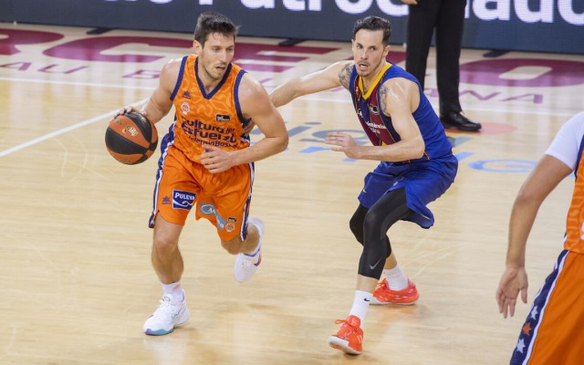 Valencia Basket le hace 100 puntos al Barça en el Palau