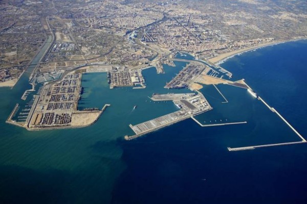 La tregua de los estibadores permite al Puerto de Valencia crecer un 10% en abril