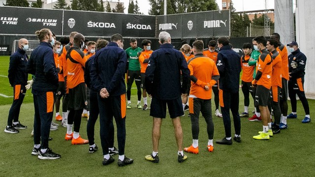 El Valencia detecta un posible caso sospechoso de covid-19 en el primer equipo