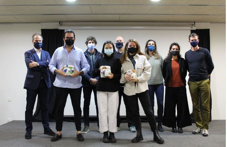 Los tres ganadores en esta decimoséptima edición de la Cátedra Cerámica de  UIC Barcelona School of Architecture, junto a responsables de la entidad.  - 