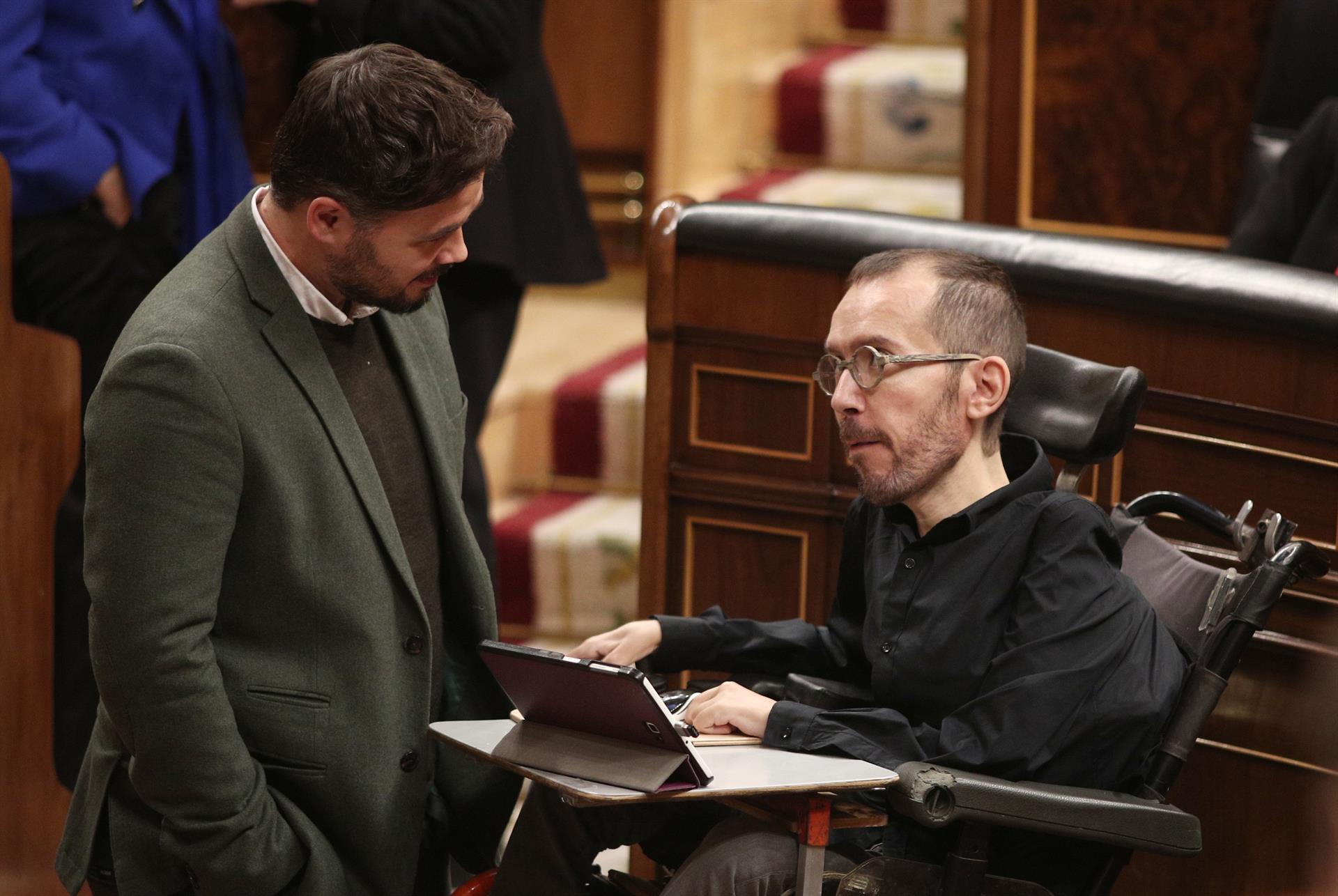 El portavoz de ERC, Gabriel Rufián (izq) y el portavoz de Unidas Podemos, Pablo Echenique. Foto: E.PARRA (EP) - 