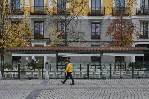 Sanidad notifica 19.979 casos de covid-19 este fin de semana y 401 muertes más