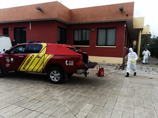 Efectivos del Consorcio de Bomberos proceden a desinfectar los edificios públicos de Vila-real