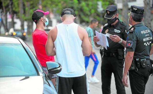 Temor a una relajación en Murcia por la caída de contagios: multan a 300 personas por ir sin mascarilla