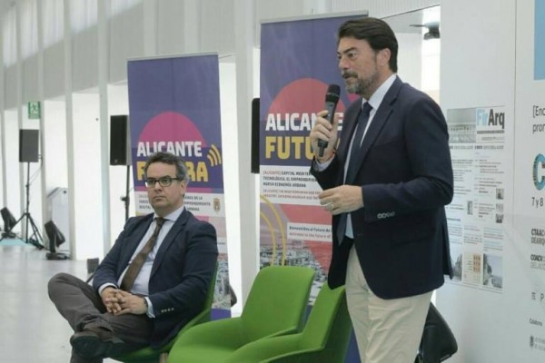 Barcala sostiene que la llegada de Navico impulsará un clúster marítimo tecnológico
