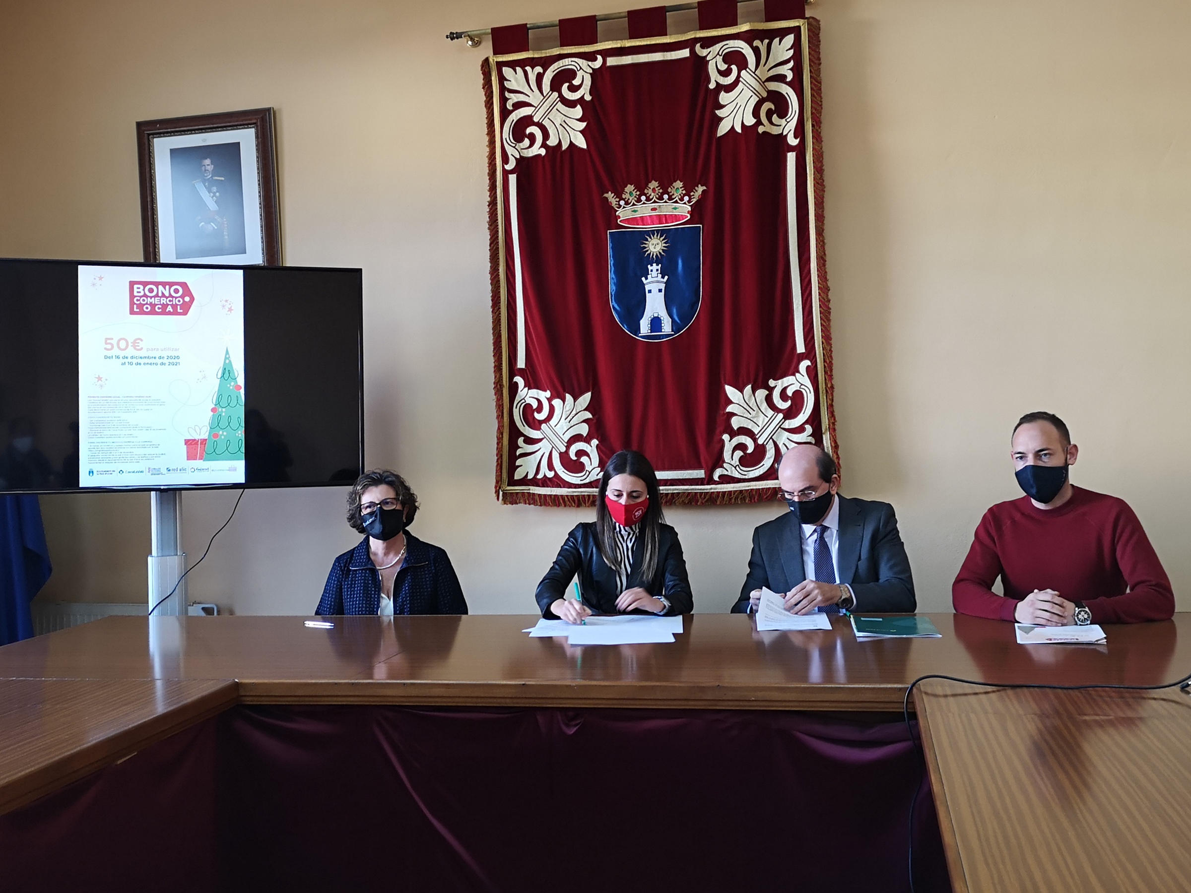 Firma del convenio de colaboración a cargo de la alcaldesa de la Vall d'Uixó, Tania Baños, y el director de Caixa Rural La Vall San Isidro, Arturo Jiménez.  - 
