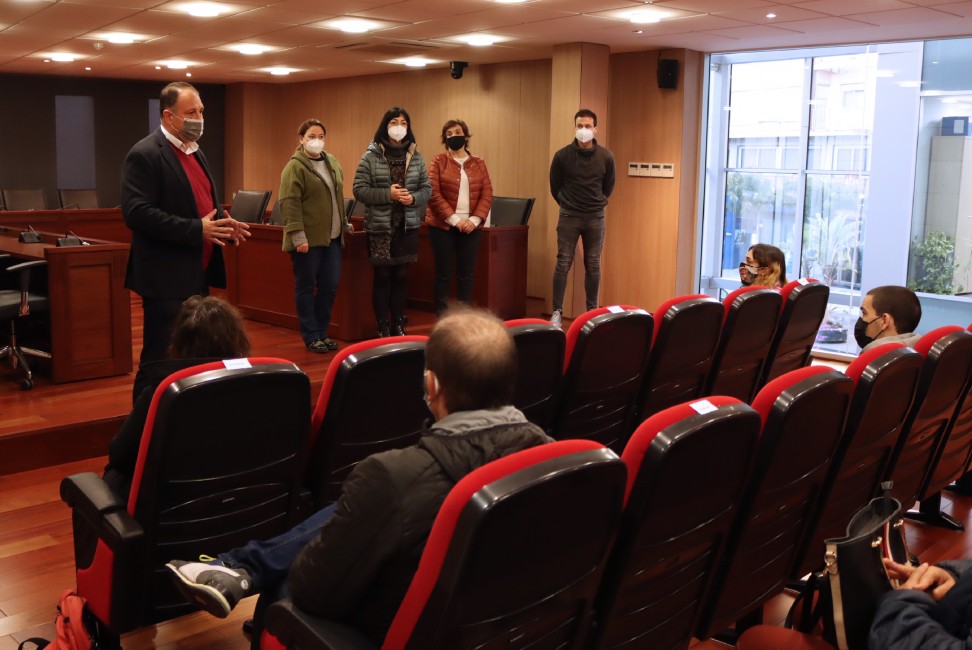 El concejal de Hacienda y Empleo de Onda, Salvador Aguilella, durante la recepción a los beneficiarios del taller. - 