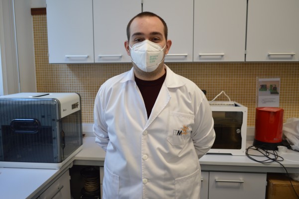Un estudiante del Campus de Alcoy de la UPV diseña una placa de fijación craneal para pacientes