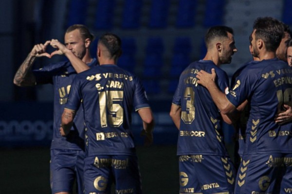 El líder UCAM CF gana por la mínima a un Lorca diezmado por la expulsión de Baroni (1-0)