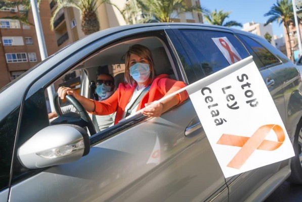 Cerca de 150 coches protestan contra la nueva 'Ley Celáa' en Cartagena