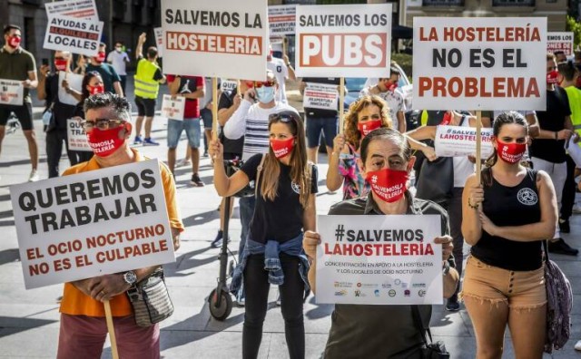 Consell y la acampada del ocio nocturno se reúnen para negociar el rescate del sector