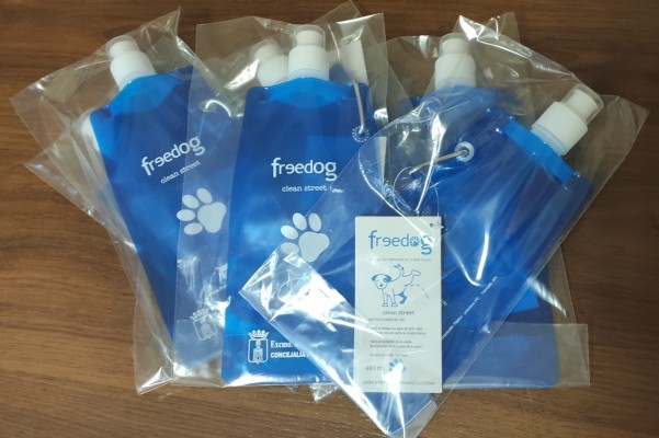 Segorbe reparte botellas entre los propietarios de perros para limpiar la orina de sus mascotas