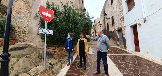 Oropesa del Mar instala señales de tráfico contra la violencia de género por todo el municipio 