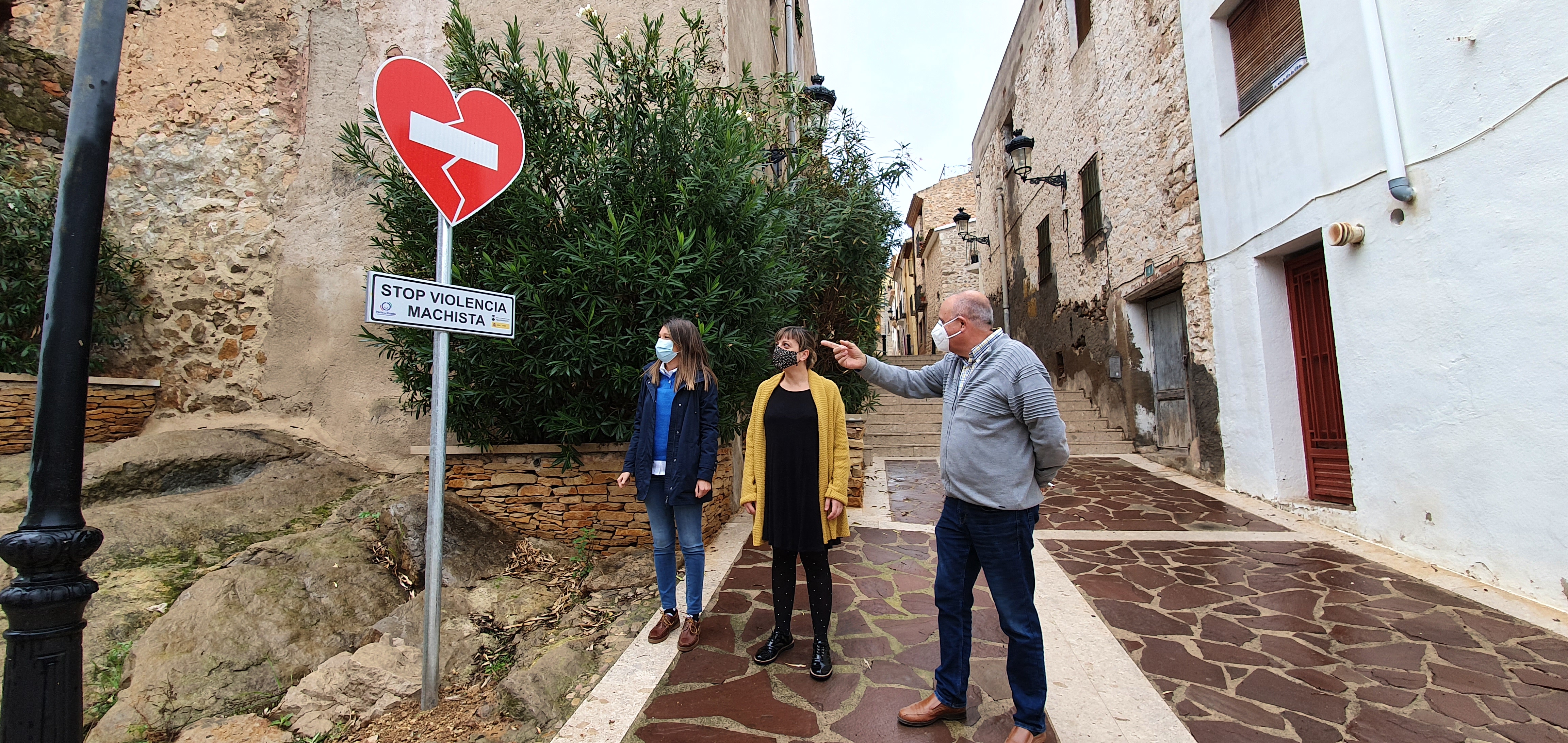 Oropesa del Mar instala señales de tráfico contra la violencia de género por todo el municipio 