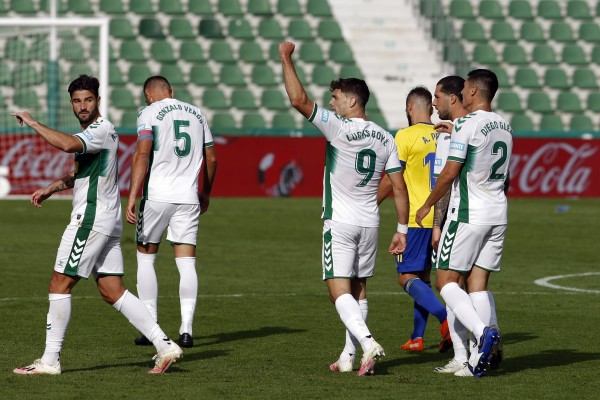 Empate a casi todo