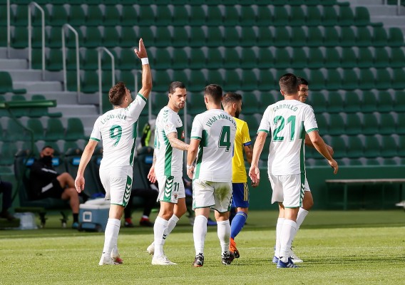 Boyé da ventaja y deja al Elche en inferioridad