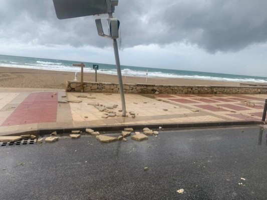 El Campello aborda la reparación de los daños provocados por la manga marina en el paseo marítimo