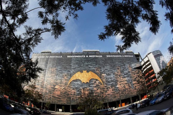 El temporal de lluvia y viento rompe y arranca la lona gigante de Mestalla