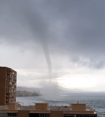 El temporal se manifiesta en Muchavista como una manga marina que ha ocasionado daños leves