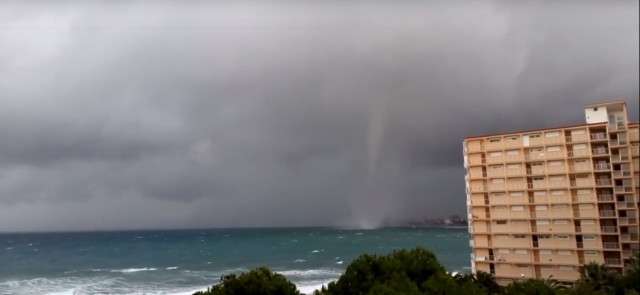 Espectacular manga marina frente a las costas de El Campello y Alicante 