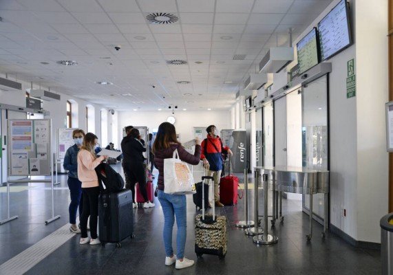 Los hospitales de la Región ven la luz: más de cien altas de covid en una semana y las UCI respiran 