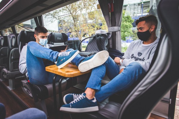 El Levante estrena zapatillas diseñadas por personas con discapacidad
