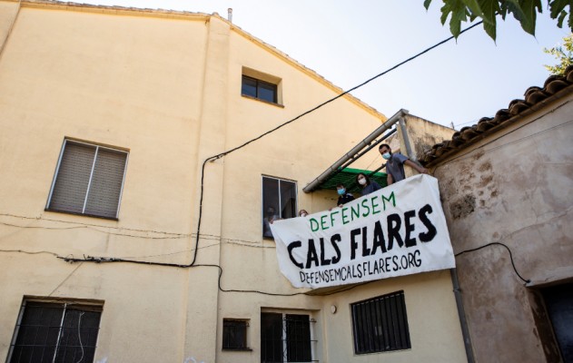 Sareb frena el desahucio de Cals Flares, la autogestión cultural que anima el 'corazón' de Alcoy