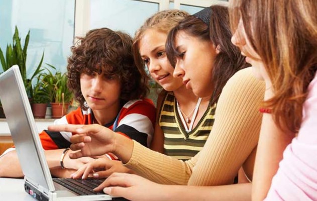 El 69% de los jóvenes españoles se siente mal si no puede usar Internet, según PISA