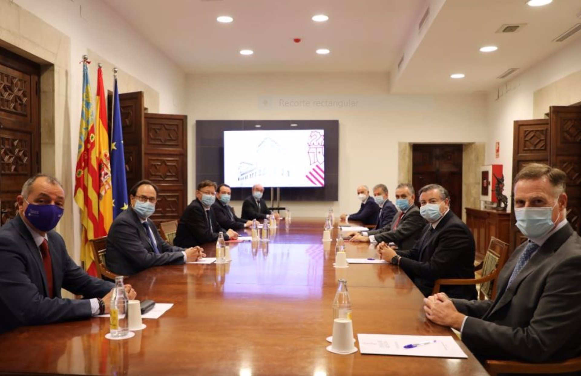 El Consell, empresarios y entidades financieras estudian financiar a empresas durante la pandemia