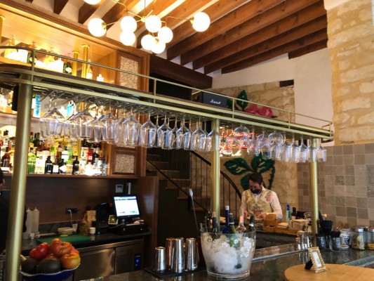 'La Encantada': la mutación de una tienda de ropa de ceremonia en coctelería con cocina fusión
