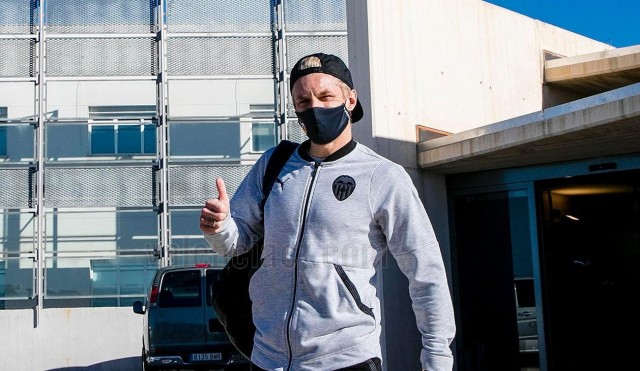Los jugadores del Valencia se cambian en la grada por el nuevo protocolo covid-19