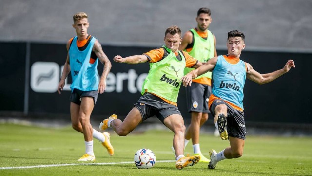 El Valencia se ejercita con la ausencia de Cheryshev a la espera del resultado de las PCR
