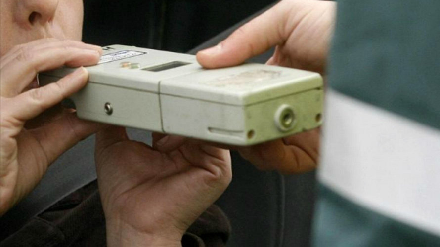 Los conductores reincidentes por positivos en alcohol y drogas perderán el carné