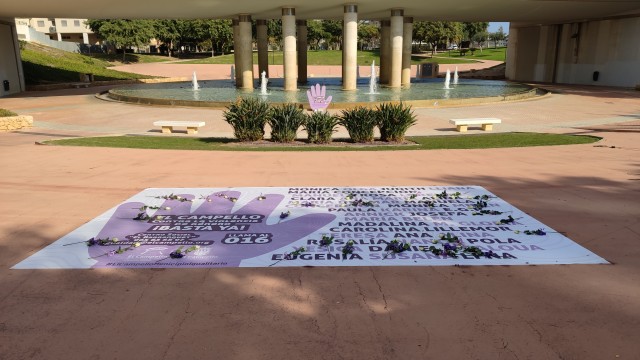 El Campello homenajea con rosas a las mujeres asesinadas entre críticas de la oposición al 'boicot' de VOX