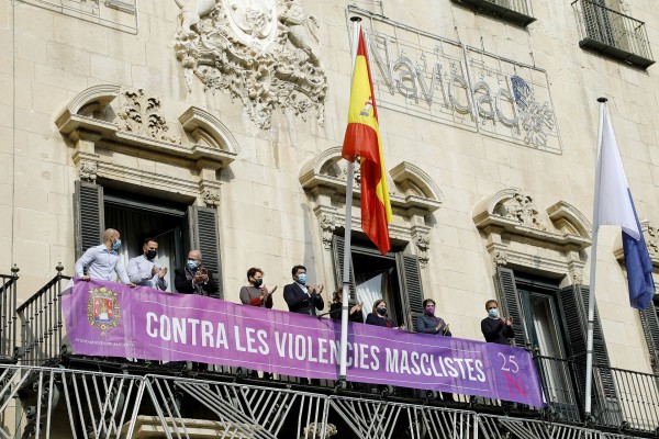 Alicante se suma al día contra la violencia de género con la ausencia de Vox