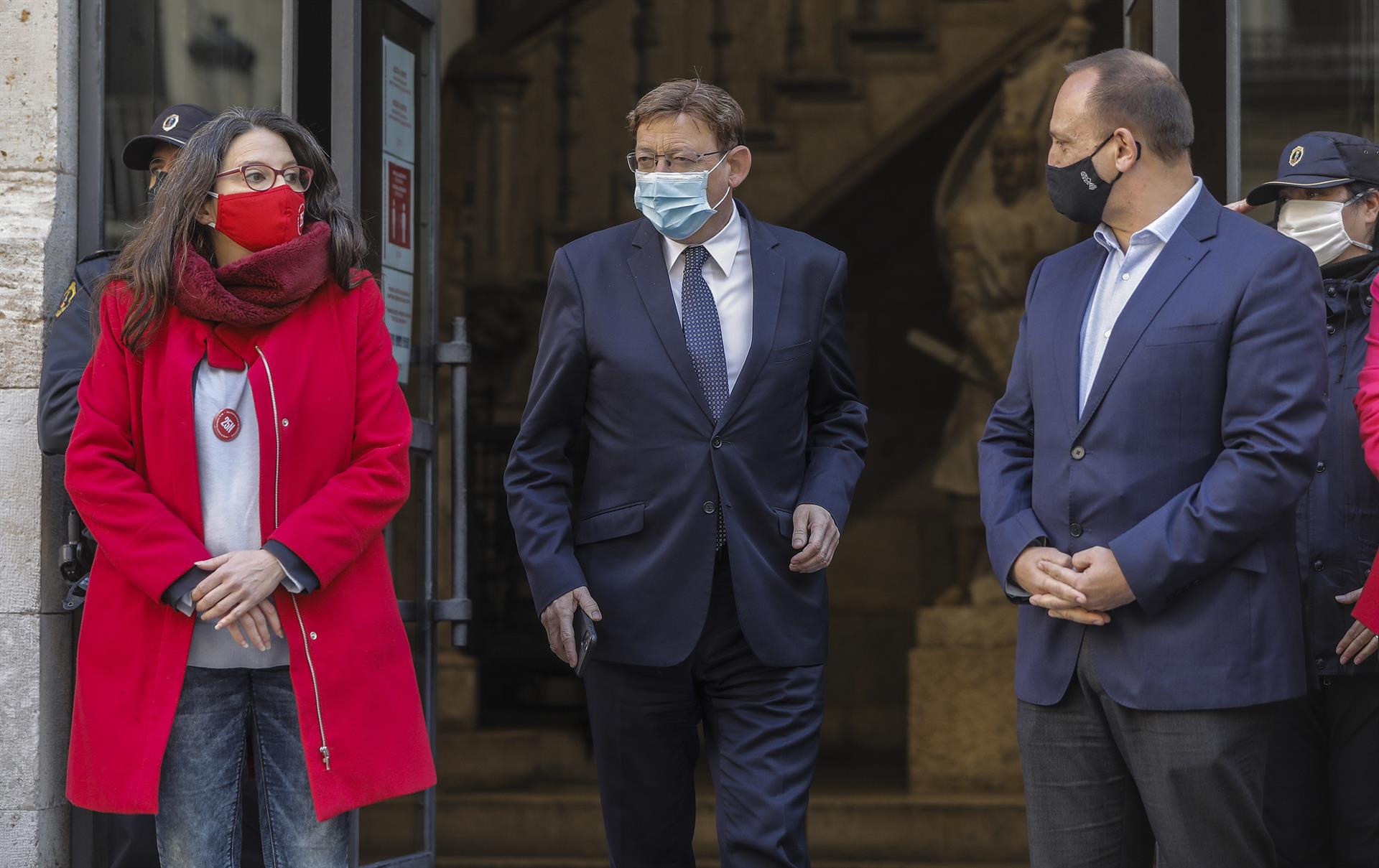 Mónica Oltra, Ximo Puig, en el centro, y  Rubén Martínez Dalmau -Foto: ROBER SOLSONA (EP) - 