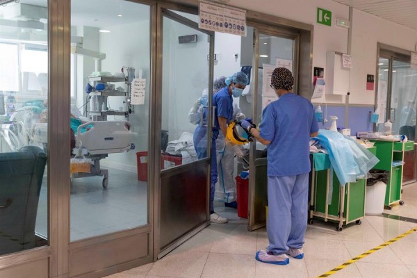La covid desahoga la carga de los hospitales con 37 ingresos menos, pero las muertes no bajan (11)  