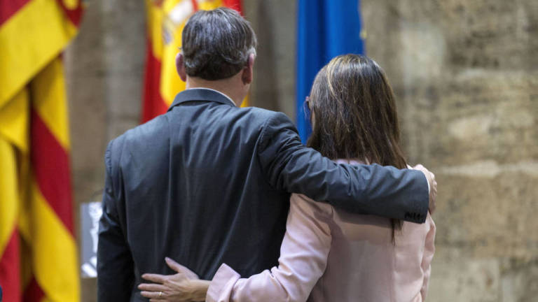 Ximo Puig y Mónica Oltra, abrazados en un acto en el Palau.Foto:EFE - 