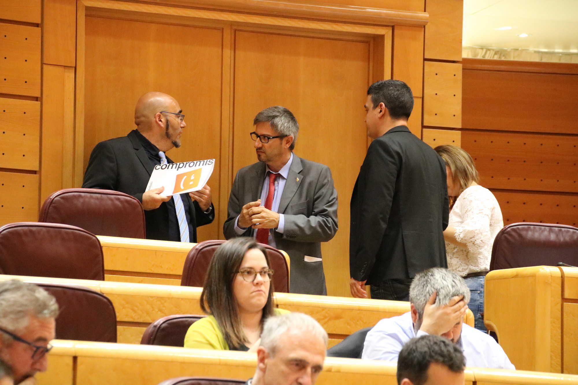 El senador de Compromís Fernando Navarrete (i) dialoga con otros parlamentarios - 